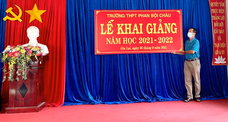 Trường THPT Phan Bội Châu (TP. Pleiku) chuẩn bị cho lễ khai giảng trực tuyến diễn ra vào sáng 5-9. Ảnh: Mộc Trà Trường THPT Phan Bội Châu (TP. Pleiku) chuẩn bị cho lễ khai giảng trực tuyến diễn ra vào sáng 5-9. Ảnh: Mộc Trà
