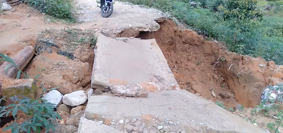  Công trình thủy lợi Nước Mang, làng Ngọc Hoàng, thôn Đăk Chờ bị sụt lún 1 đoạn đường đi khu sản xuất. Ảnh: QĐ