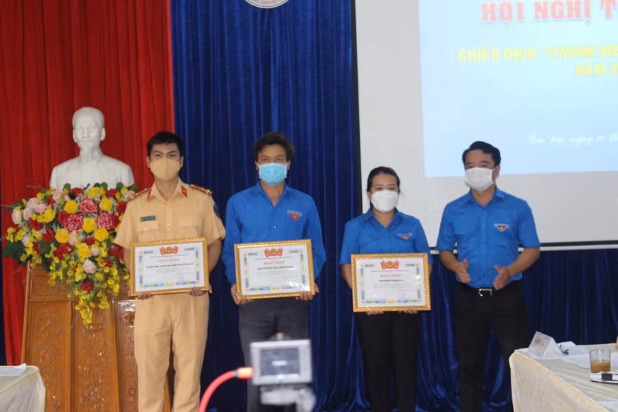 Ban Chấp hành Tỉnh Đoàn tặng bằng khen cho các tập thể đạt thành tích xuất sắc trong Chiến dịch “Thanh niên tình nguyện hè” năm 2021. Ảnh: Thủy Bình