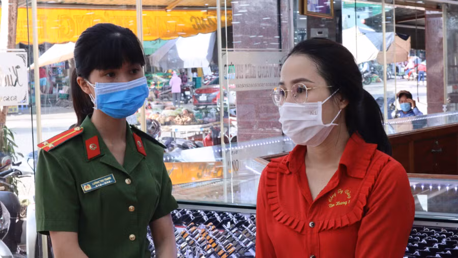 Lương Thị Nhung bị khởi tố về tội danh lạm dụng tín nhiệm chiếm đoạt tài sản. Ảnh: Hoàng Giáp 