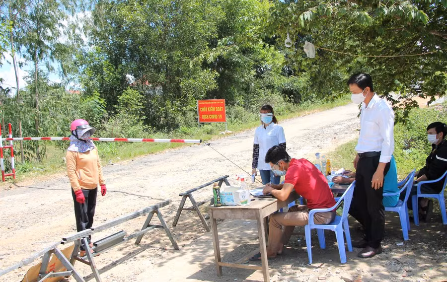 Chốt kiểm soát dịch COVID-19 do xã Cư Yang (huyện Ea Kar) thành lập nhằm phòng ngừa sự lây lan dịch bệnh từ xã giáp ranh.