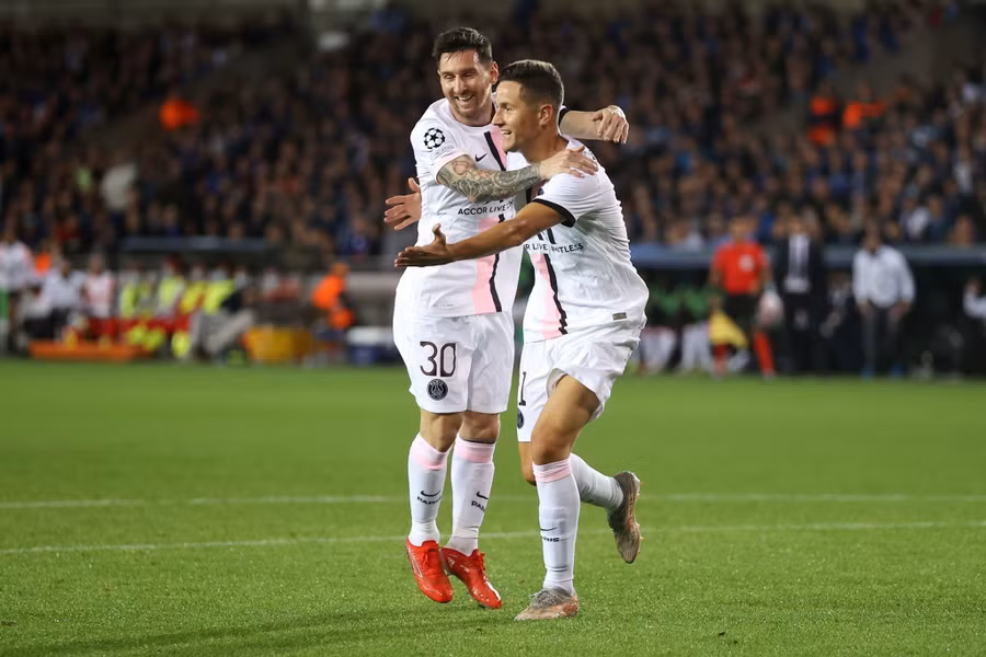 Messi chia vui cùng Ander Herrera sau bàn mở tỷ số cho PSG. Ảnh: AFP