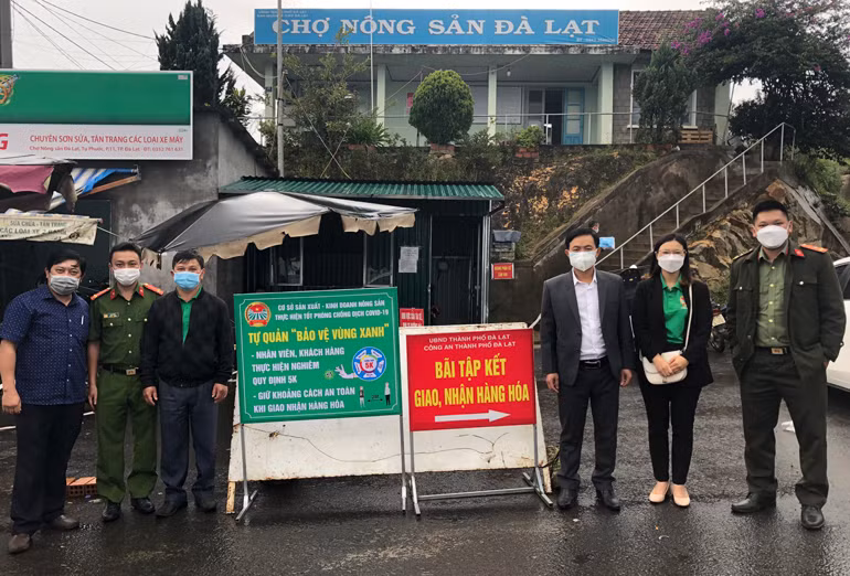 Trao bảng “Tự quản bảo vệ vùng xanh - vùng an toàn không có dịch” tại Chợ Nông sản Đà Lạt