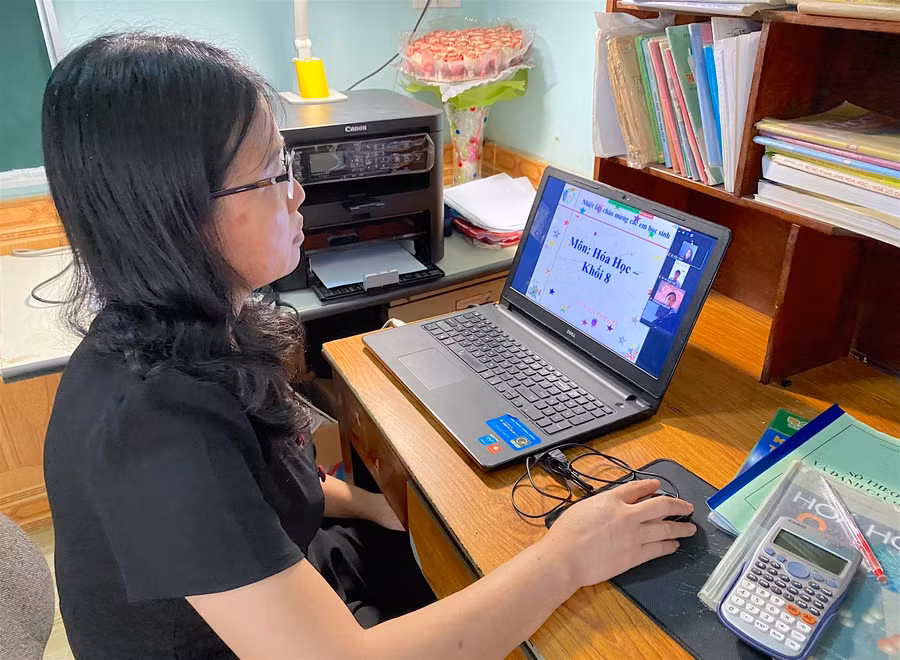 Giáo viên Trường Tiểu học và THCS Lê Văn Tám (xã Trà Đa, TP. Pleiku) dạy trực tuyến cho học sinh năm học 2021-2022. Ảnh: Mộc Trà