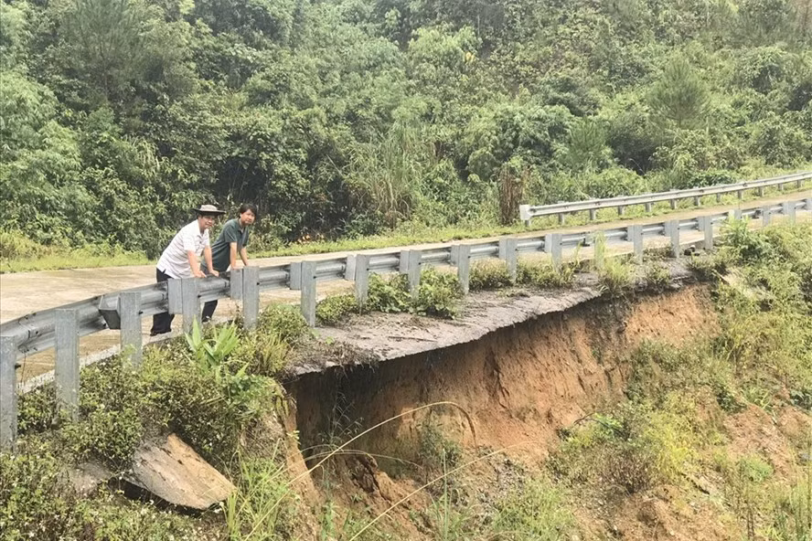 Một đoạn đường bị sạt lở hàm ếch, tiềm ẩn nguy hiểm ở Kon Tum sau bão số 5. Ảnh: T.T