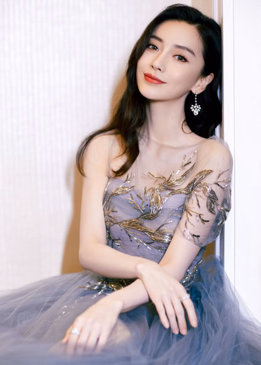 Người đẹp khéo léo mix khuyên tai để tạo điểm nhấn cho diện mạo bên ngoài thêm hoàn hảo.