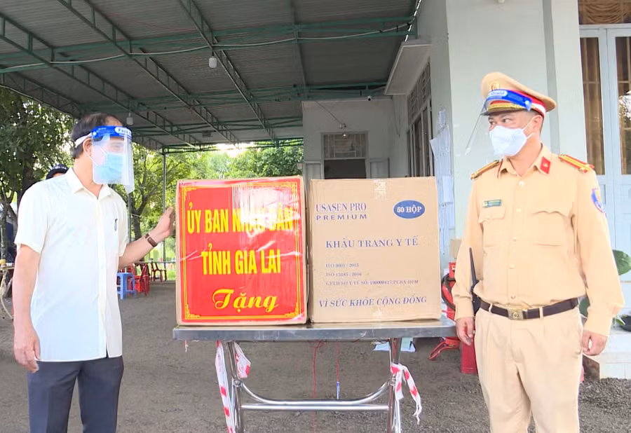Chủ tịch UBND tỉnh Võ Ngọc Thành tặng quà lực lượng chốt cầu 110. Ảnh: Đoàn Bình