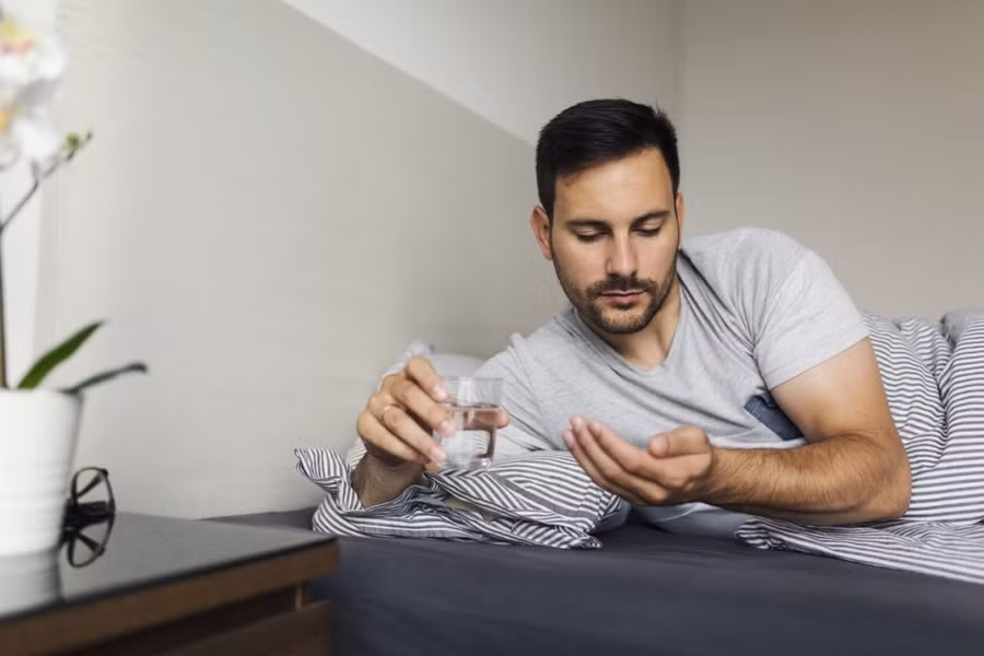 Uống thuốc huyết áp trước khi đi ngủ có thể giảm 50% nguy cơ đột quỵ. Ảnh: Shutterstock