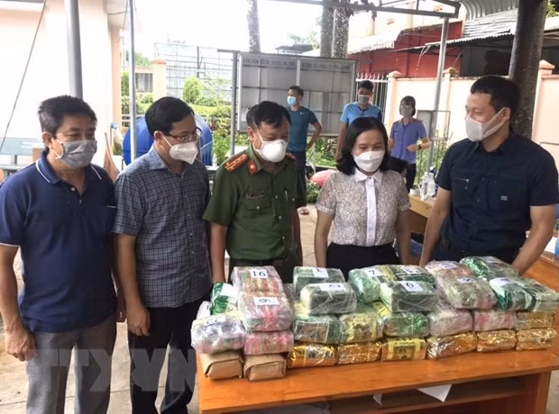 Thiếu tướng Vũ Hồng Văn (người đầu tiên bên phải qua) Giám đốc Công an tỉnh Đồng Nai trực tiếp chỉ đạo phá án tại hiện trường. (Ảnh: TTXVN phát)