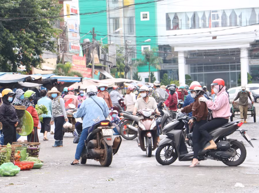 Cảnh mua bán tập trung đông người trên đường Nguyễn Thiện Thuật (TP. Pleiku) sáng 13-9. Ảnh: Quang Tấn