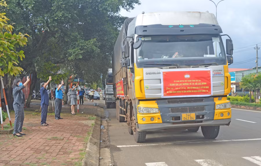 Đến nay, đã có 6 chuyến xe chở gần 150 tấn hàng xuất phát từ Gia Lai vào hỗ trợ người dân các tỉnh, thành phía Nam. Ảnh: Anh Huy