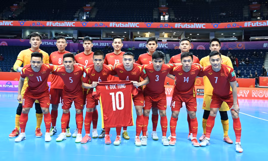 Tuyển futsal Việt Nam dành tình cảm cho Đức Tùng trước trận đấu với tuyển Nga. Ảnh: Quang Thắng