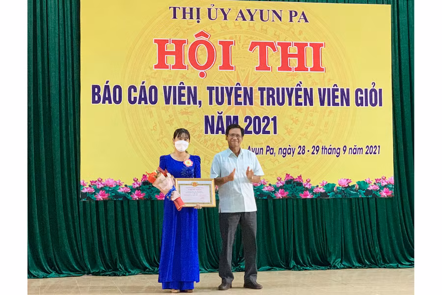 Ban tổ chức trao giải nhất hội thi cho thí sinh Phan Thị Kiều Lương-Chủ tịch Hội Liên hiệp phụ nữ thị xã. Ảnh: Vũ Chi Ban tổ chức trao giải nhất hội thi cho thí sinh Phan Thị Kiều Lương-Chủ tịch Hội Liên hiệp Phụ nữ thị xã. Ảnh: Vũ Chi