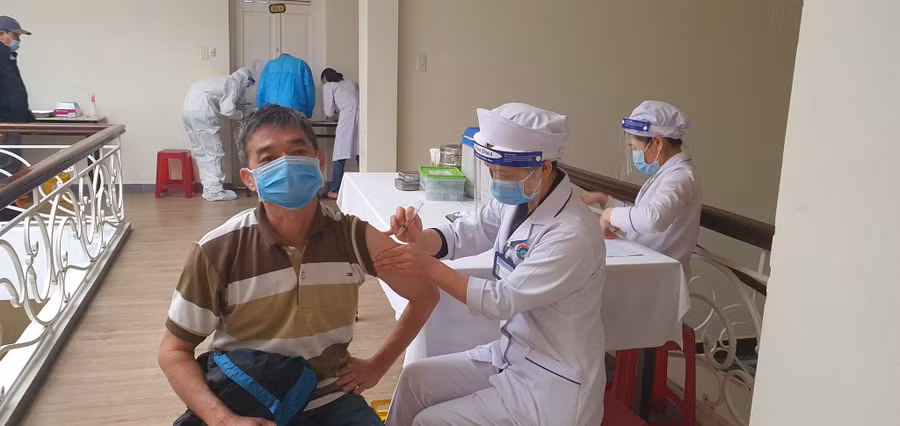 Tiêm vắc xin Covid-19 cho một lái xe tại Đà Lạt. Ảnh: Lâm Viên