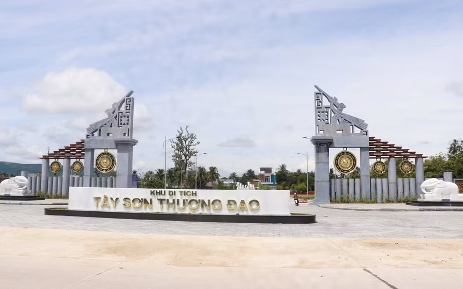 Cổng vào Khu di tích Tây Sơn Thượng đạo được đầu tư xây dựng khang trang. Ảnh: Ngọc Minh