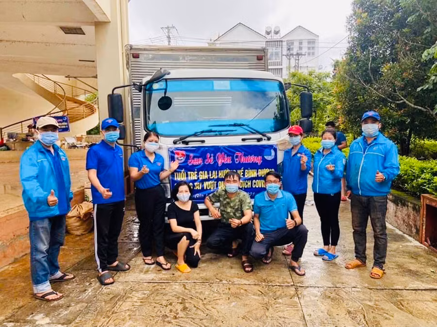 Chuyến xe “San sẻ yêu thương” của tuổi trẻ Gia Lai hỗ trợ nhu yếu phẩm cho tỉnh Bình Dương. Ảnh: Phan Lài 