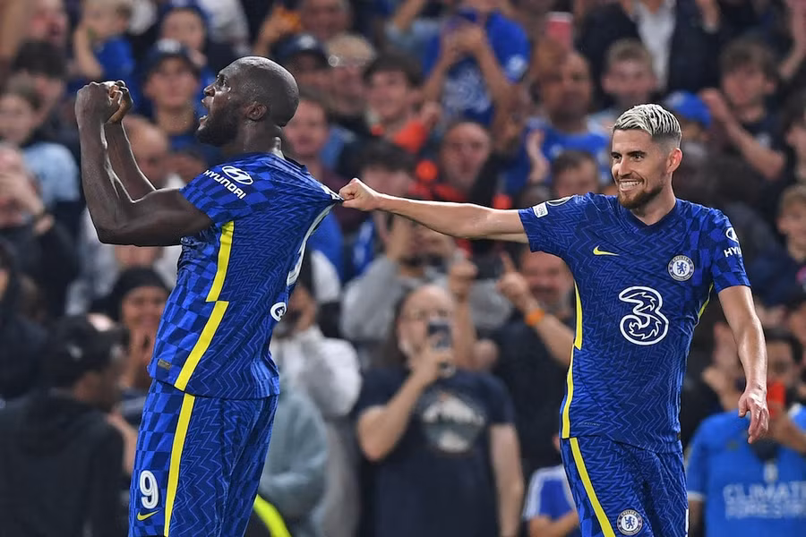 Lukaku (trái) tiếp tục chứng tỏ giá trị của mình. Ảnh: AFP