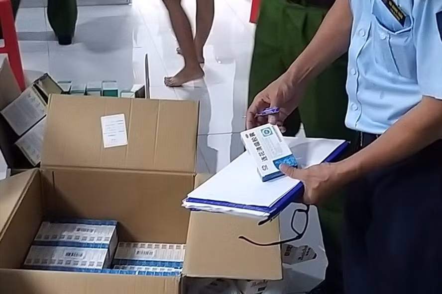 Bình Dương phát hiện kho thuốc điều trị COVID-19 không rõ nguồn gốc, xuất xứ. Ảnh: Cơ quan chức năng cung cấp