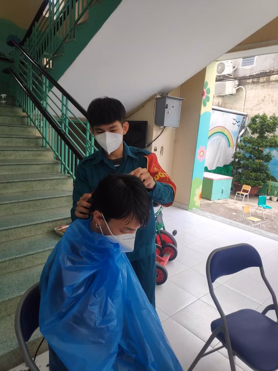 Bình đang cắt tóc cho đồng đội. Ảnh: NVCC