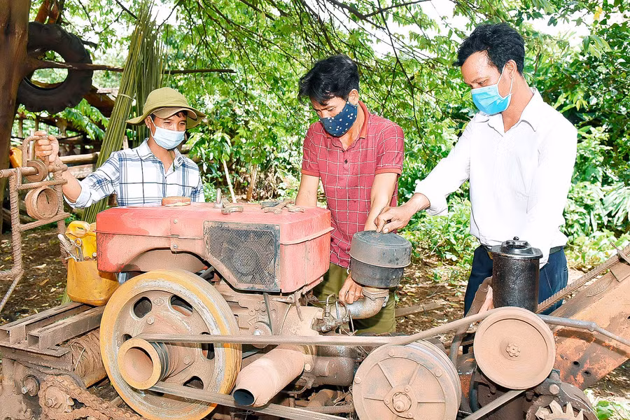 Anh Hro (đứng giữa, làng Ar Dôch Ktu) đưa máy móc vào sản xuất để giảm sức lao động. Anh cho biết: Gia đình có 3 ha trồng chuối, 1 ha cà phê, 800 trụ hồ tiêu, 4 ha mì, 2 ha lúa rẫy...; mỗi năm cho thu nhập gần 200 triệu đồng. 