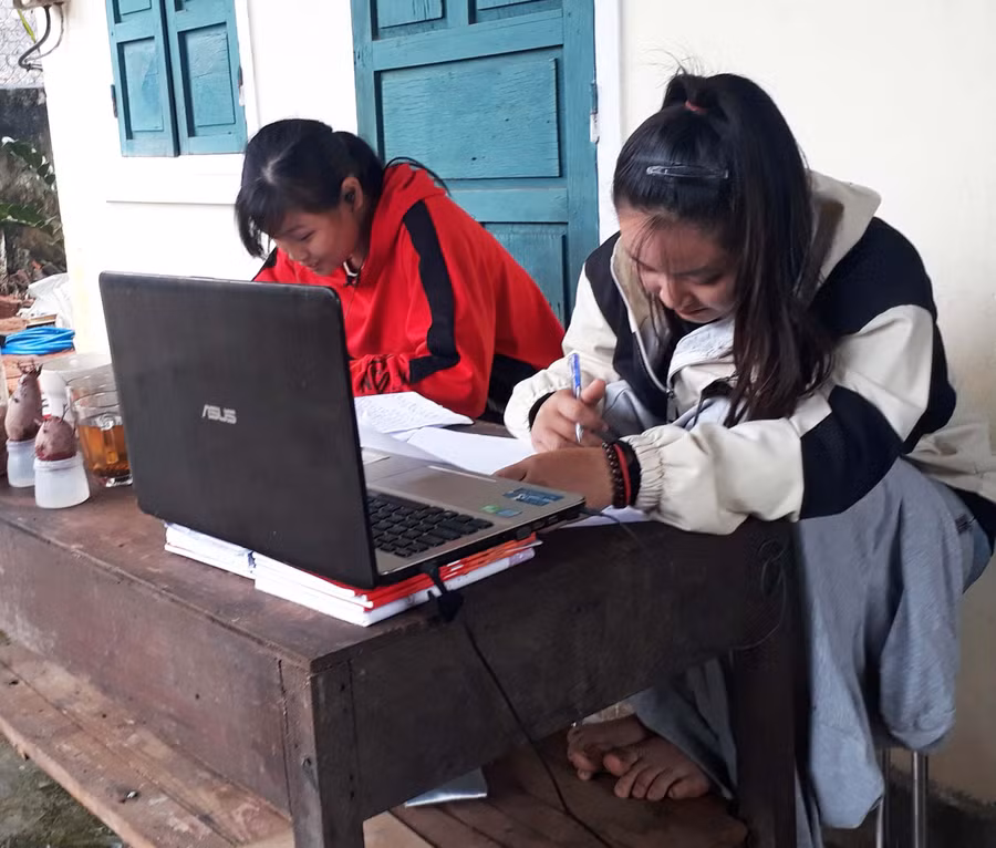 Hai chị em Nguyễn Thị Mỹ Hiền và Nguyễn Thị Hiền Hằng đang học online tại nhà trọ. Ảnh: Huỳnh Lê