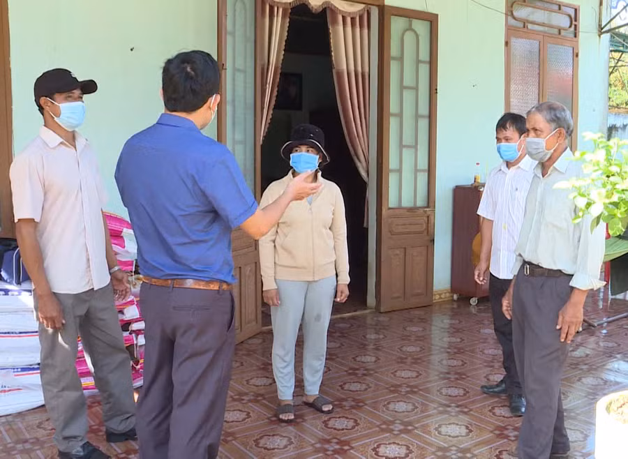 Tổ Covid cộng đồng làng Ia Nueng, xã Biển Hồ tuyên truyền người dân nâng cao ý thức phòng-chống dịch. Ảnh: Như Nguyện