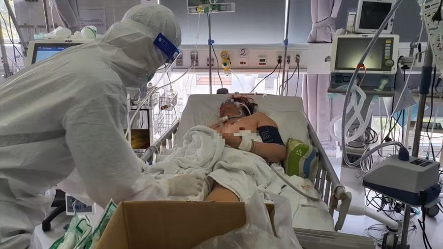 Chăm sóc người bệnh tại Bệnh viện đa khoa Nam Sài Gòn. Ảnh: BVCC