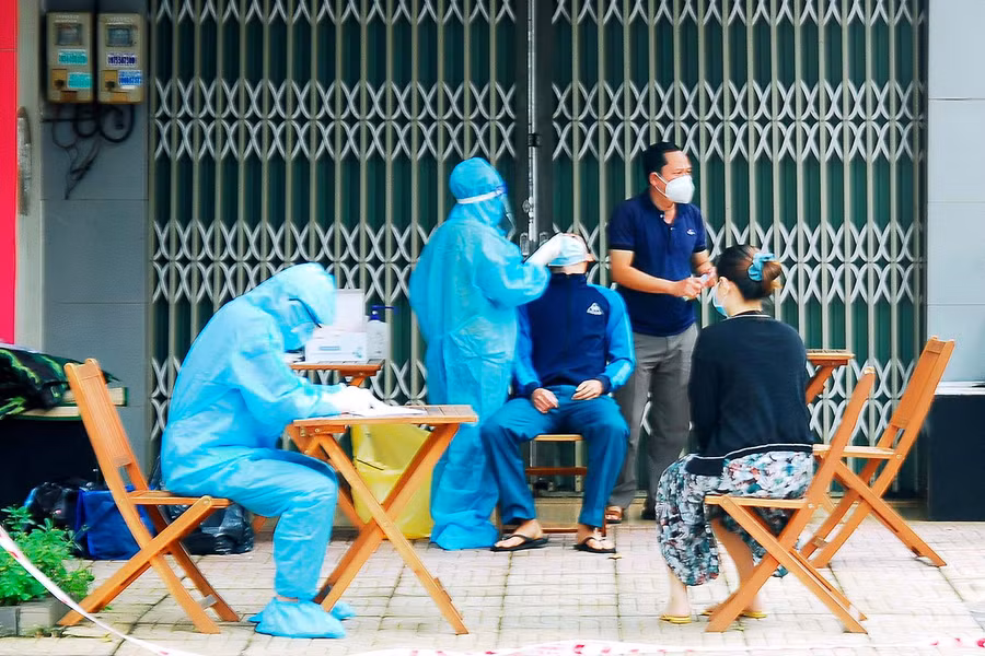 Người dân ở tuyến đường Phan Đình Phùng lấy mẫu xét nghiệm Covid-19.
