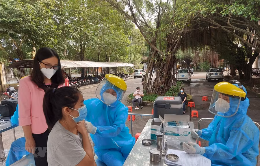 Tiêm vaccine phòng COVID-19 tại Vĩnh Long, Việt Nam. Ảnh: Lê Thúy Hằng/TTXVN