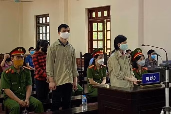 Nhóm nguyên cán bộ thanh tra xây dựng bị đưa ra xét xử.