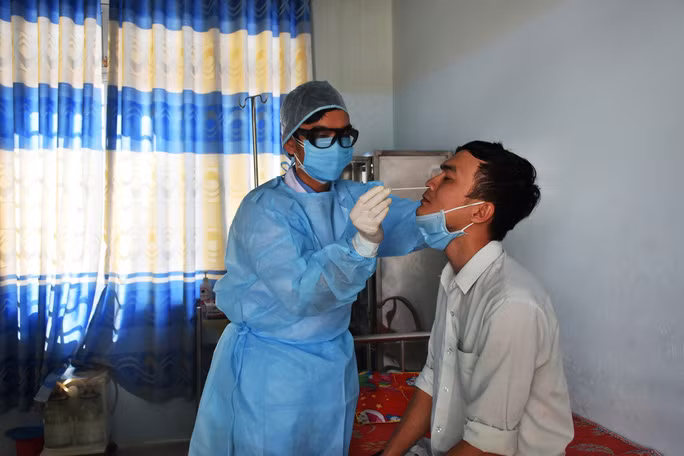 Lấy mẫu xét nghiệm Covid 19 tại Trung tâm Y tế huyện Ia H’Drai