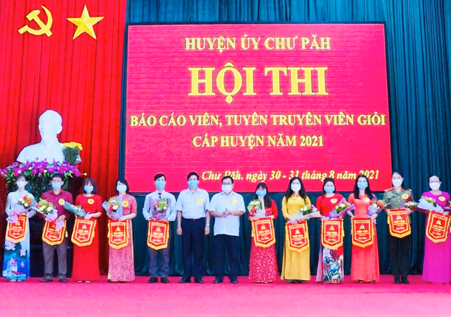 Ban tổ chức Hội thi báo cáo viên, tuyên truyền viên giỏi cấp huyện năm 2021 huyện Chư Păh trao cờ lưu niệm cho các thí sinh. Ảnh: My Sa Ban tổ chức Hội thi báo cáo viên, tuyên truyền viên giỏi cấp huyện năm 2021 huyện Chư Păh trao cờ lưu niệm cho các thí sinh. Ảnh: My Sa