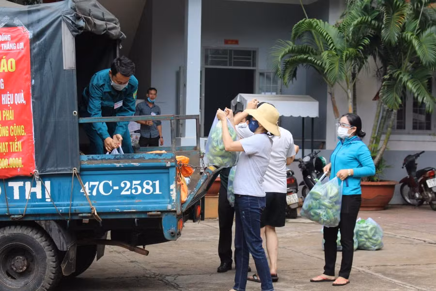 Cán bộ công chức UBND phường Thắng Lợi (TP. Buôn Ma Thuột) chuẩn bị nhu yếu phẩm hỗ trợ người dân khu vực phong tỏa.