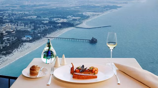  Nhà hàng ở độ cao 200m so với mực nước biển mang đến tầm nhìn rộng toàn thành phố.