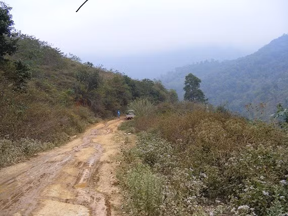 Đường miền núi Kỳ Sơn luôn tiềm ẩn nguy cơ gây tai nạn.