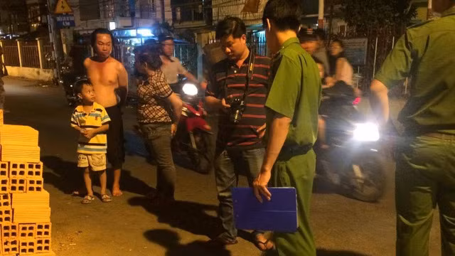 Công an có mặt khám nghiệm hiện trường.