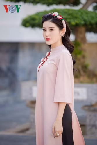  Được biết, bộ áo dài này do chính Huyền My thiết kế. 