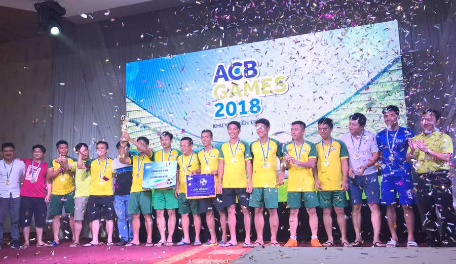  Đội tuyển bóng đá nam Ngân hàng ACB chi nhánh Gia Lai đoạt Cúp vô địch. Ảnh: Minh Vỹ