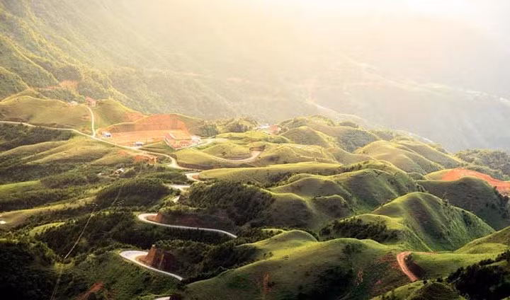 Mẫu Sơn, Lạng Sơn: Người ta thường ví Mẫu Sơn là “nàng công chúa ngủ quên” nhưng nơi đây thực sự là một điểm đến lý tưởng ngày hè bởi nhiệt độ mát mẻ cộng thêm vẻ đẹp của thiên nhiên và những căn biệt thự cổ.
