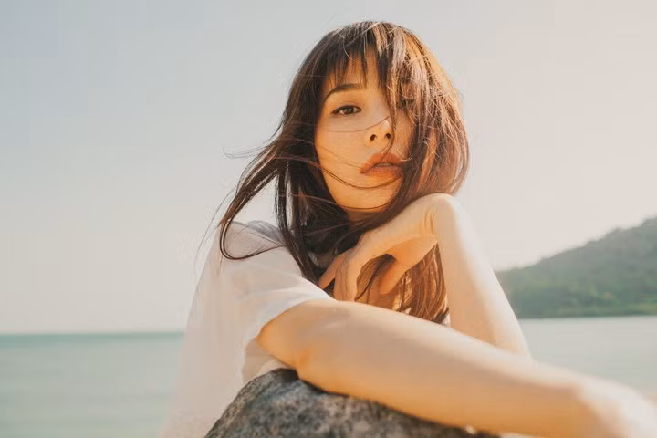 Ở nhiều góc máy, người xem ảnh gần như nhìn ngắm được trọn vẹn ba vòng nóng bỏng của người đẹp.