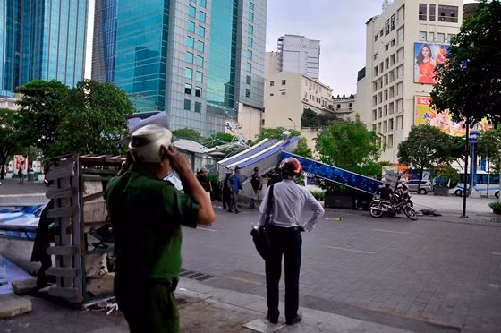  Lực lượng chức năng tại hiện trường. 