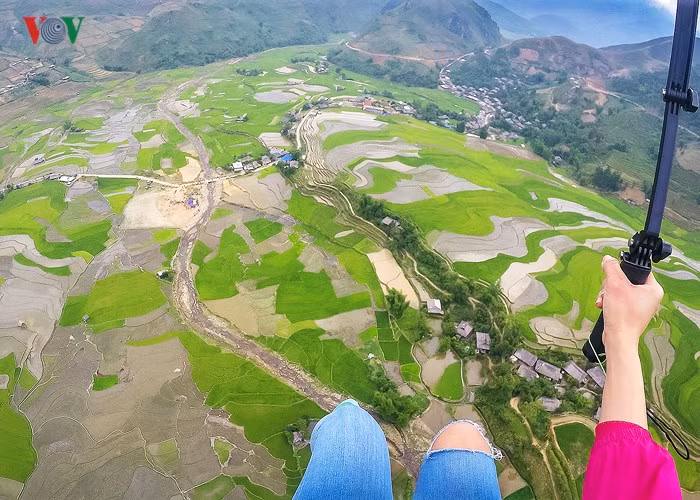 Mùa nước đổ trên ruộng bậc thang Mù Cang Chải kéo dài từ tháng 5 đến hết tháng 6, chào đón du khách tới bay dù lượn ngắm nhìn.