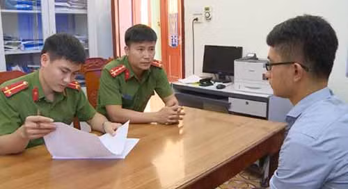 Nghi can làm việc tại cơ quan điều tra. Nghi can làm việc tại cơ quan điều tra.