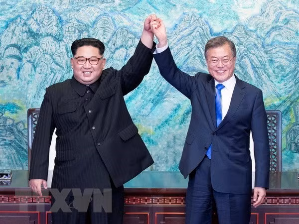 Tổng thống Hàn Quốc Moon Jae-in và nhà lãnh đạo Triều Tiên Kim Jong-un. 