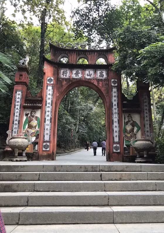 Cổng vào đền Hùng trên núi Nghĩa Lĩnh.