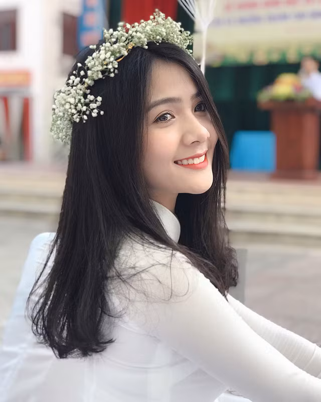  Lần đầu tiên Thu Giang xuất hiện trên các phương tiện truyền thông là vào tháng 9/2017. Khi ấy, Giang cũng mặc chiếc áo dài trắng thướt tha, khoe nụ cười rạng rỡ gây thương nhớ cho biết bao chàng trai.