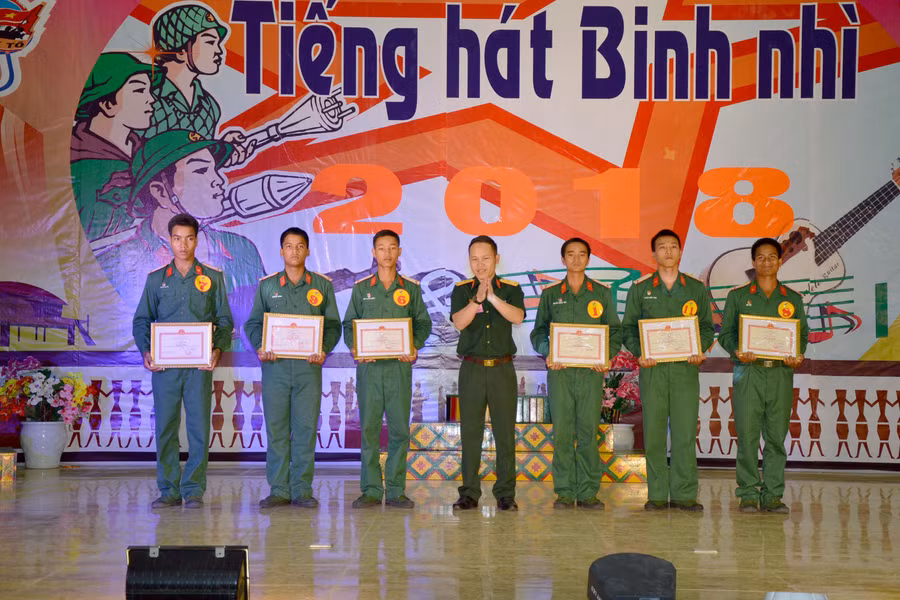Đại diện phòng Chính trị Sư đoàn 10 trao giấy khen cho các chiến sĩ đạt giải. Ảnh: S.T