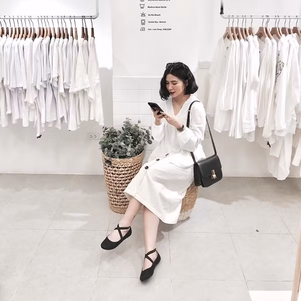 Diện cả cây trắng là một gợi ý hay ho cho những ngày thời tiết oi bức, nắng nóng của mùa hè.