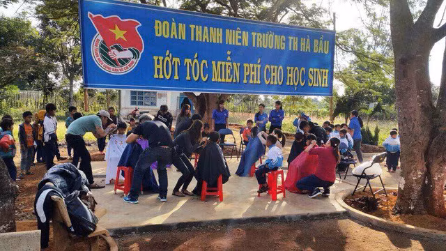  Hội cắt tóc từ thiện đã đến với những học sinh nghèo ở vùng khó