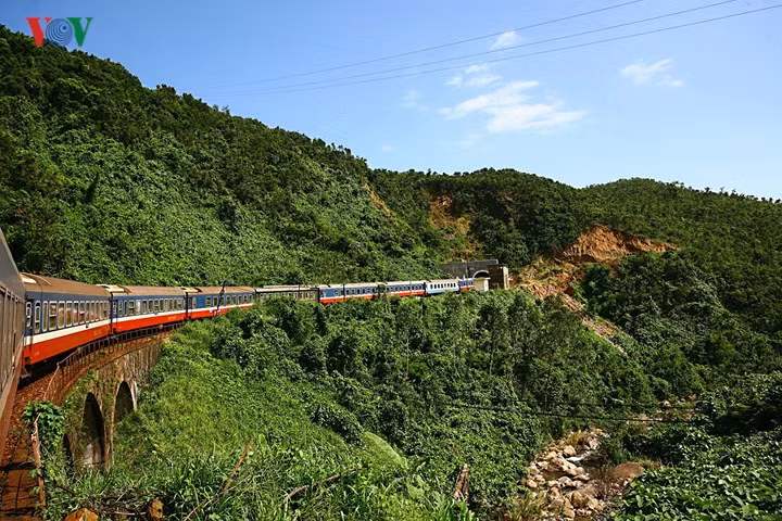 Hải Vân là con đèo hiểm trở bậc nhất trên con đường thiên lý bắc nam từ xưa. Đây cũng là một vị trí địa lý hiểm yếu do kiến tạo địa chất của dãy núi cắt ngang đất nước từ biên giới phía tây tới sát biển phía đông. Đèo Hải Vân có chiều dài 21km, với đỉnh cao nhất là 496m so với mực nước biển. Giao thông qua đèo Hải Vân khó khăn đối với đường bộ và đường sắt do địa hình hiểm trở.